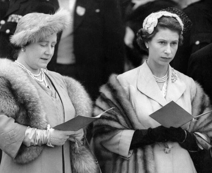 La reine Elizabeth célèbre ses 96 ans : avec la Queen mum en 1954 pendant une course à Epsom