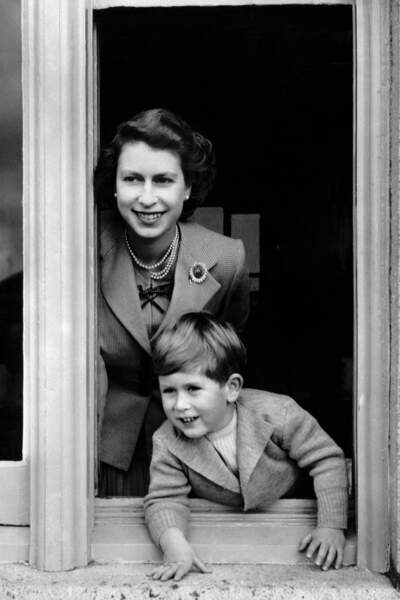  La reine Elizabeth célèbre ses 96 ans Elizabeth avec Charles qui fête ses 4 ans en 1952