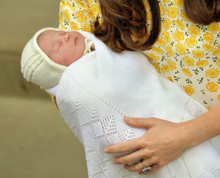 La princesse Charlotte dans les bras de Kate Middleton le jour de sa naissance le 2 mai 2015