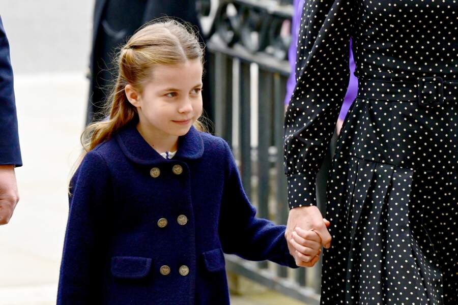 La princesse Charlotte à 6 ans au mémorial de son arrière-grand-père, le prince Philip, avec Kate Middleton 