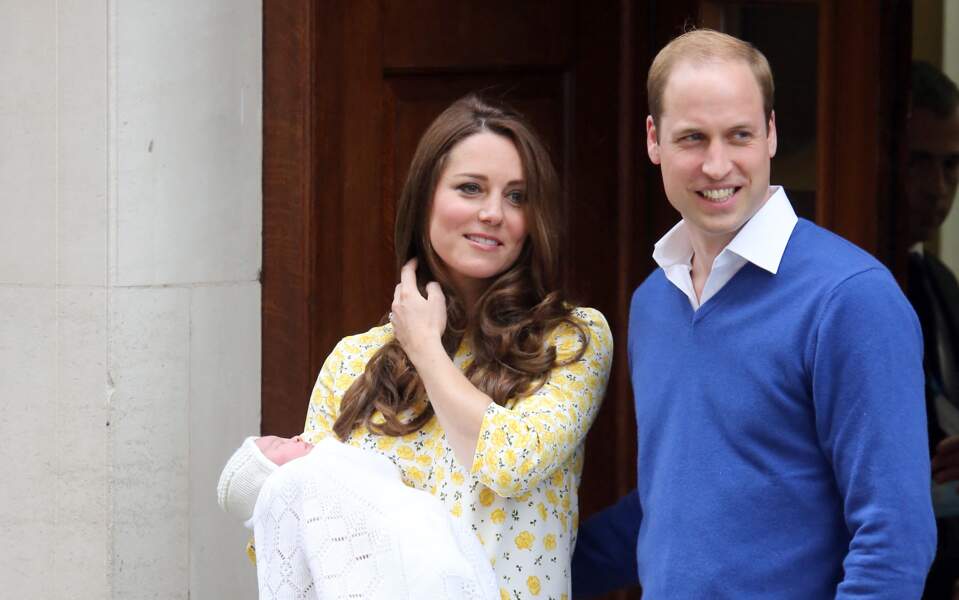 La princesse Charlotte dans les bras de Kate Middleton le jour de sa naissance le 2 mai 2015