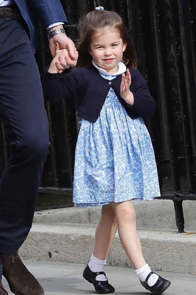 La princesse Charlotte, presque 3 ans, rendant visite à son frère Louis, né le 23 avril 2018