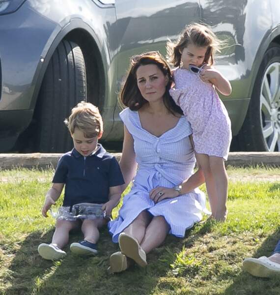 La princesse Charlotte à 3 ans avec sa maman Kate Middleton et son frère George à un match de Polo le 10 juin 2018