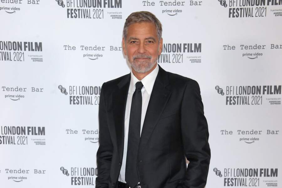Lors du film "Syriana", George Clooney devait renverser un bureau au moment d'une scène de torture. Mais le mobilier a heurté son dos. Pendant un an, l'acteur a eu d'atroces maux de tête. 