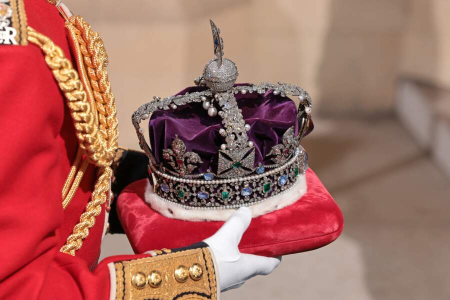Le discours du trône : sans Elizabeth II pour la première fois depuis 1963, ce mardi 10 mai 2022 : la couronne impériale d'état qu'Elizabeth renonce à porter depuis quelques années déjà.