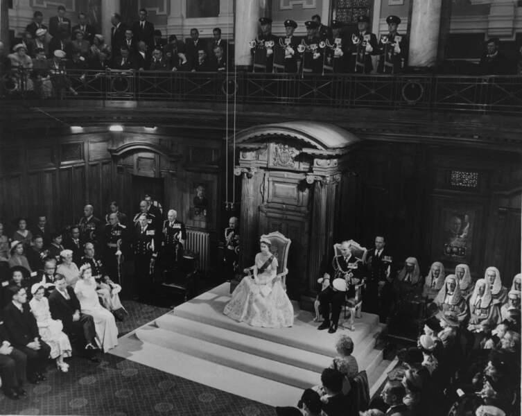 Discours du trône : la reine Elizabeth II en 1954 aux côtés du prince Philip