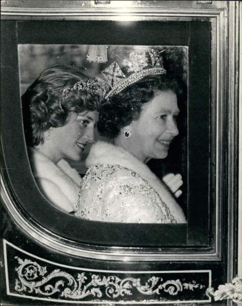 Discours du trône : la reine Elizabeth II le 7 juillet 1983, accompagnée par la princesse Diana 