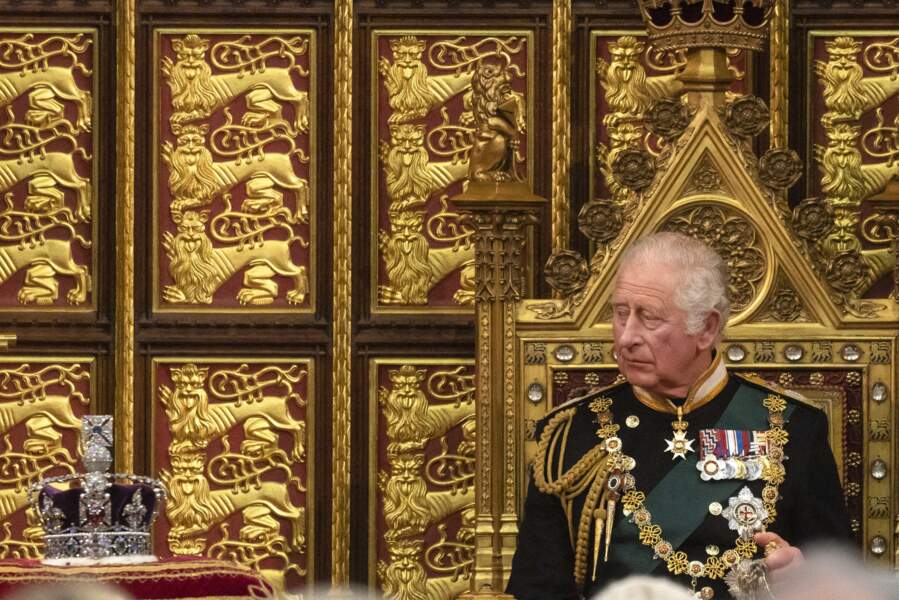 Le discours du trône : sans Elizabeth II pour la première fois depuis 1963, ce mardi 10 mai 2022, le Prince Charles la couronne impériale posé sur le trône vide de la reine 