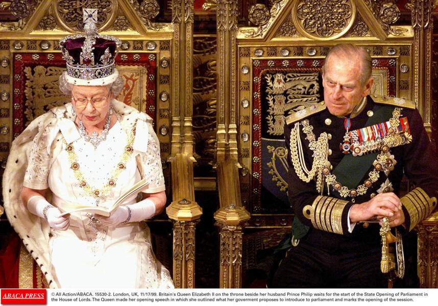 Discours du trône : la reine Elizabeth II en 1999 aux côtés de son mari le duc d'Edimbourg 