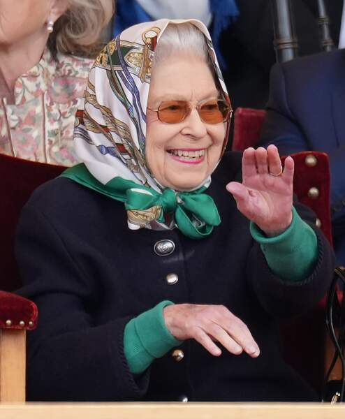 La reine Elizabeth II tout sourire en tenant son trophée à Windsor le vendredi 13 mai 2022