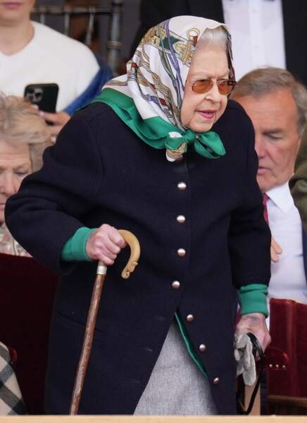 La reine Elizabeth II se tenant debout sur une canne le 13 mai 2022 à Windsor