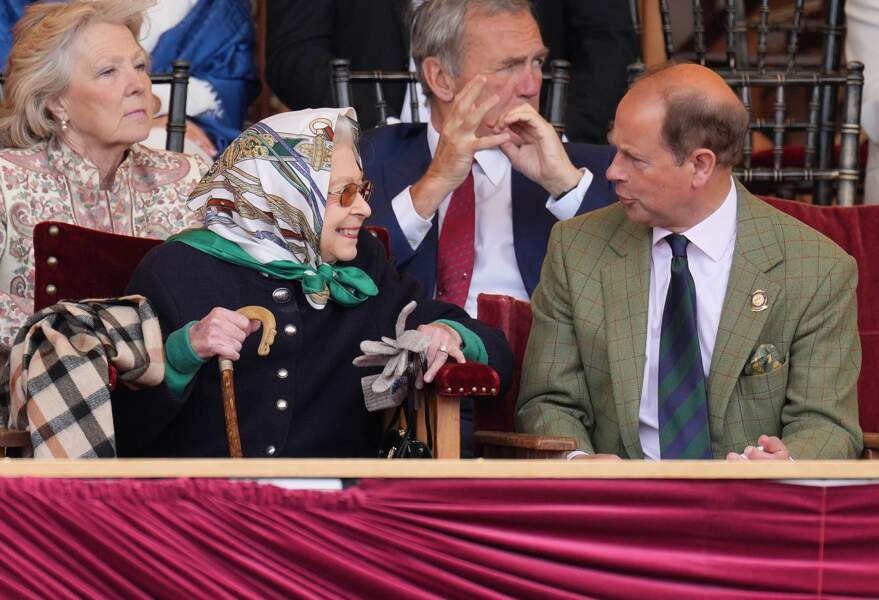 La reine Elizabeth II à côté de son fils, le prince Edward, le vendredi 13 mai à Windsor