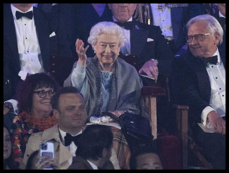 Soirée de lancement du Jubilé de platine, Un galop à travers l'histoire : la reine Elizabeth II tout sourire 