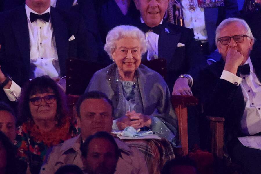 Soirée de lancement du Jubilé de platine, Un galop à travers l'histoire : Elizabeth II détendue dans le box royal