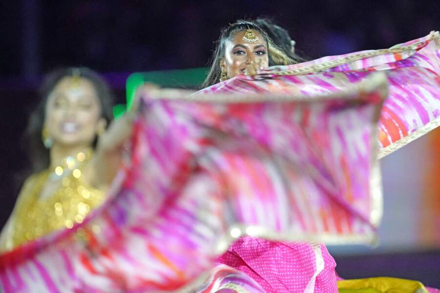 Soirée de lancement du Jubilé de platine, Un galop à travers l'histoire : Dans danseuses de Bollywood enchantent les 5 000 spectateurs réunis au château de Windsor 