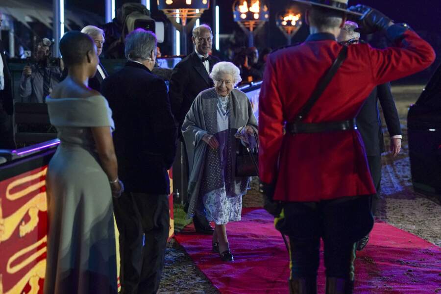 Soirée de lancement du Jubilé de platine, Un galop à travers l'histoire : Elizabeth II vêtue d'une robe bleu glacier à paillettes et un châle gris 