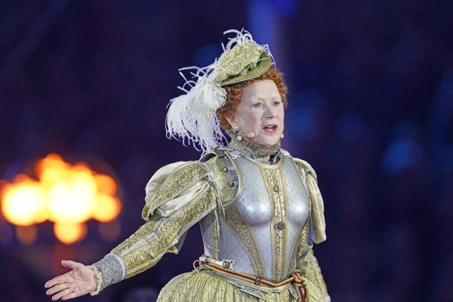 Soirée de lancement du Jubilé de platine, Un galop à travers l'histoire : l'actrice Helen Mirren interprète la reine Elizabeth I dans une pièce donnée pendant la soirée 