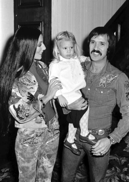 Cher et Sonny Bono en 1975 en compagnie de leur fils Chaz