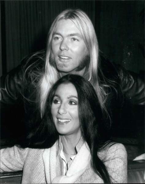 Cher et Gregg Allman posent ensemble à Londres en 1977