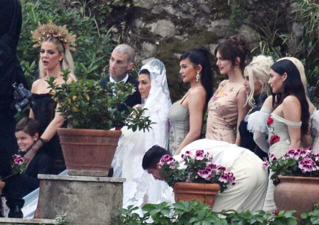 Mariage de Kourtney Kardashian et Travis Barker le 22 mai 2022 : pendant la cérémonie, Kourtney entourée de son mari et de ses sœurs Kylie, Kendall, Khloé et Kim 