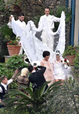 Mariage de Kourtney Kardashian et Travis Barker le 22 mai 2022 : le voile immense de Kourtney, clou du spectacle