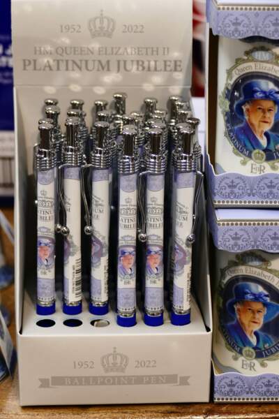 Les stylos souvenirs sont en ventes pour le jubilé de platine de la reine Elizabeth II