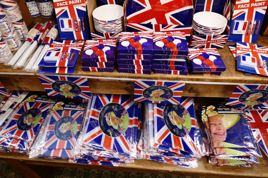 Les objets souvenirs mis en vente pour le jubilé de platine de la reine Elizabeth II