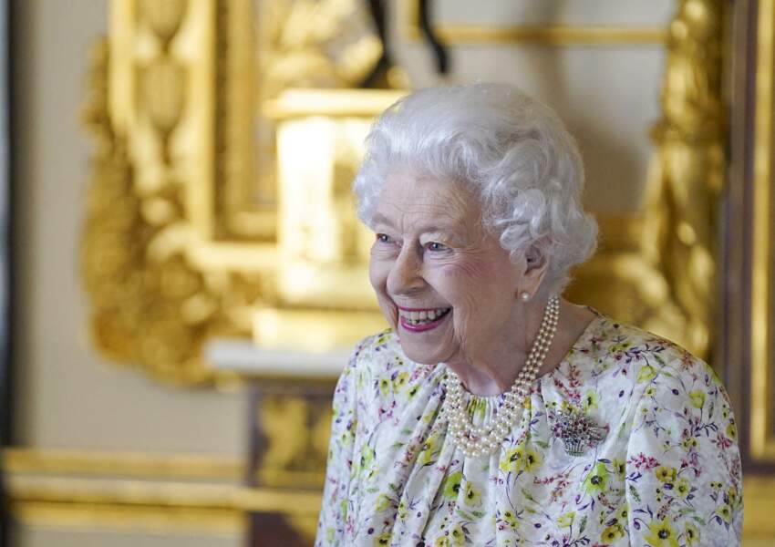 Le reine Elizabeth II souriante le 25 mai 2022