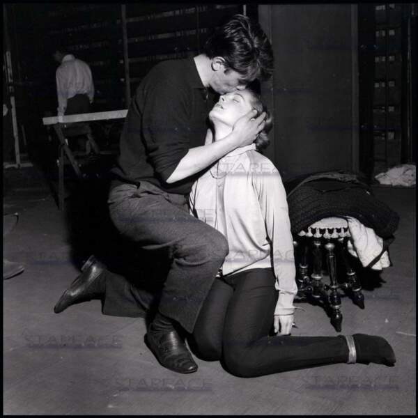 Romy Schneider et Alain Delon en répétition pour la pièce de théâtre "Dommage qu'elle soit une putain". en 1961