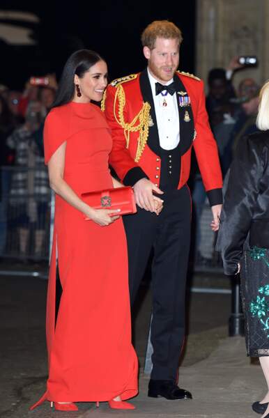 Meghan Markle en robe rouge lors du  Mountbatten Festival of Music au Royal Albert Hall en 2020