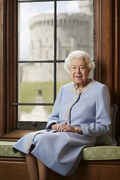 Le portrait officiel de la reine Elizabeth II dévoilé à l'occasion de son jubilé de platine