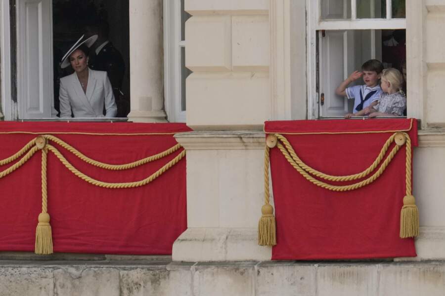Jubilé de la reine Elizabeth II : Kate Middleton, George, Charlotte et Louis pendant le défilé