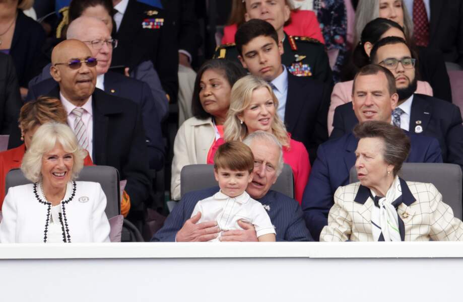 Camilla Parker-Bowles, le prince Charles avec le prince Louis sur ses genoux et la princesse Anne pour le défilé du Jubilé de platine