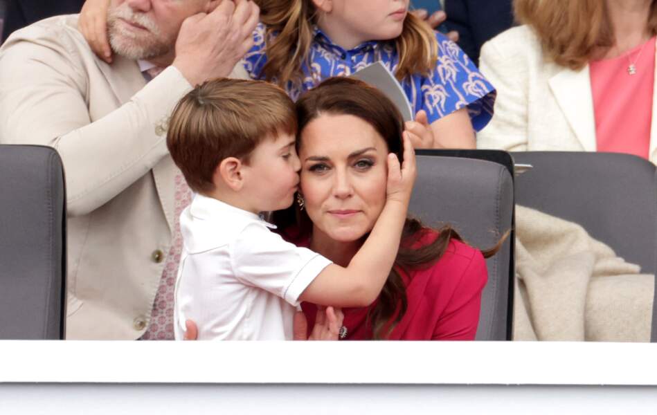 Kate Middleton et le prince Louis câlin  pour le défilé du Jubilé de platine