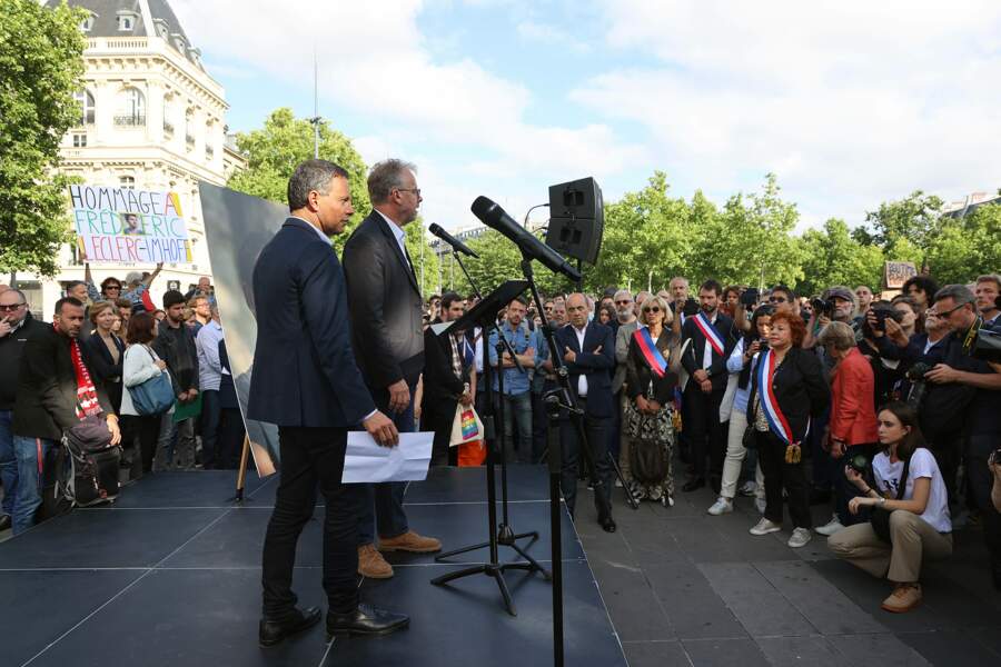 Marc-Olivier Fogiel effondré au rassemblement en la mémoire de Frédéric Leclerc-Imhoff, Place de la République à Paris 