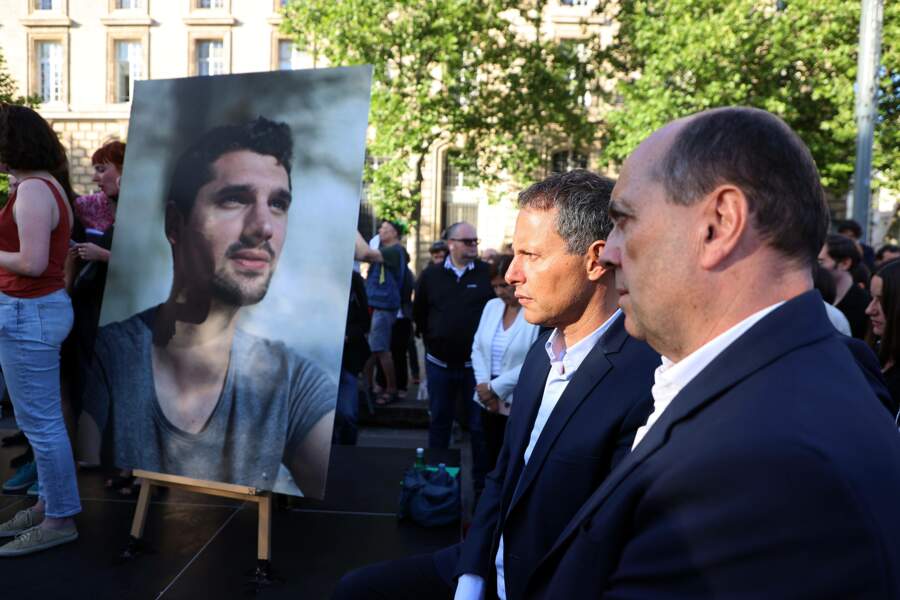 Marc-Olivier Fogiel effondré au rassemblement en la mémoire de Frédéric Leclerc-Imhoff, Place de la République à Paris 