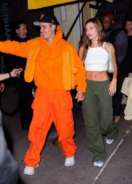 Hailey Bieber en débardeur blanc et pantalon cargo