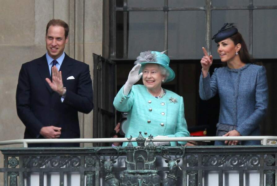 Kate et William avec la reine Elizabeth II en 2012