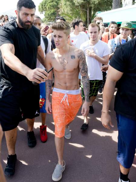 Justin Bieber brûle tous les sous-vêtements qu’il porte