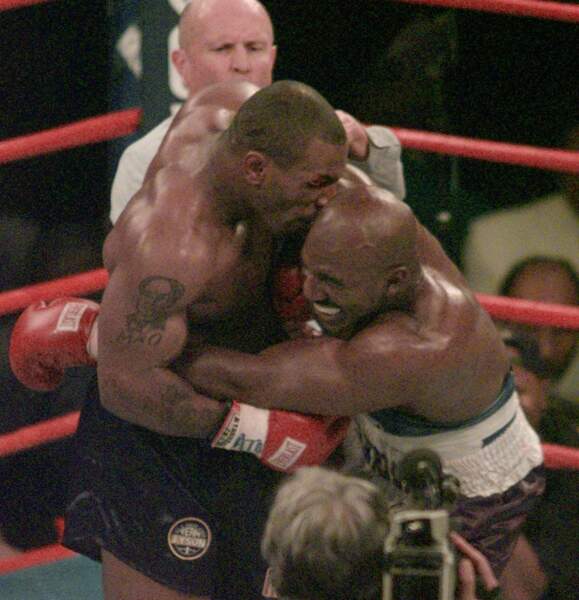 Mike Tyson mord et recrache un morceau sanguinolent de l'oreille de son adversaire Evander Holyfield