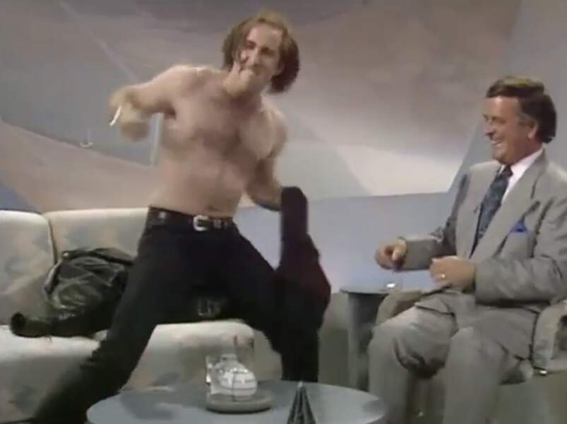 Nicolas Cage, sous l'emprise de la cocaïne, arrive sur le plateau de la BBC en faisant un salto avant de finir torse nu