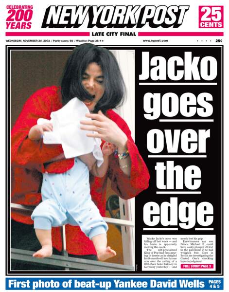 Michael Jackson suspend son bébé de 9 mois dans le vide, depuis le balcon de son hôtel devant une foule horrifiée