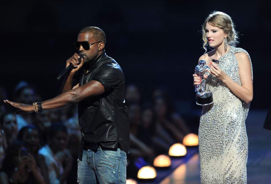 Alors que Taylor Swift monte sur scène pour récupérer le MTV VMA du meilleur clip, Kanye West monte sur scène pour dire que Beyoncé méritait le trophée. Il finit lui présenter ses excuses... avant de les retirer