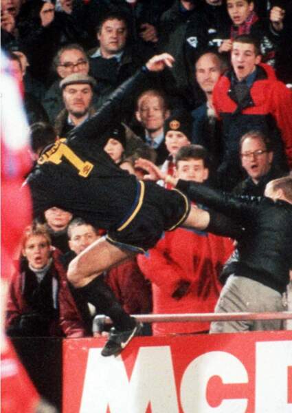Eric Cantona envoie un coup de pied sauté à un hooligan qui l'a mis en colère. Il a été surnommé "Kung Fu Kick"