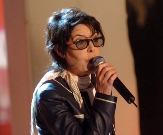 La chanteuse Dani, âgée de 61 ans, sur scène en 2005