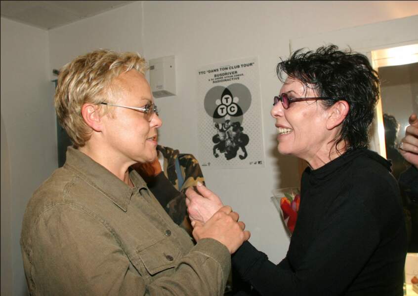 Dani, âgée de 60 ans, et Muriel Robin dans la loge de Dani pour son concert au Bataclan, en 2004