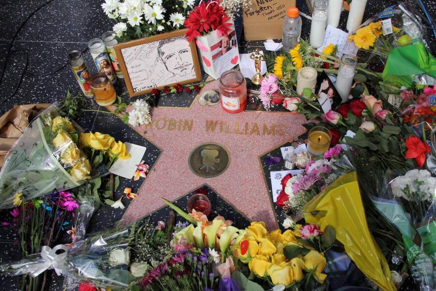 En 2014 à sa mort, les fans de Robin Williams ont déposé des gerbes de fleurs sur son étoile du Hollywood boulevard