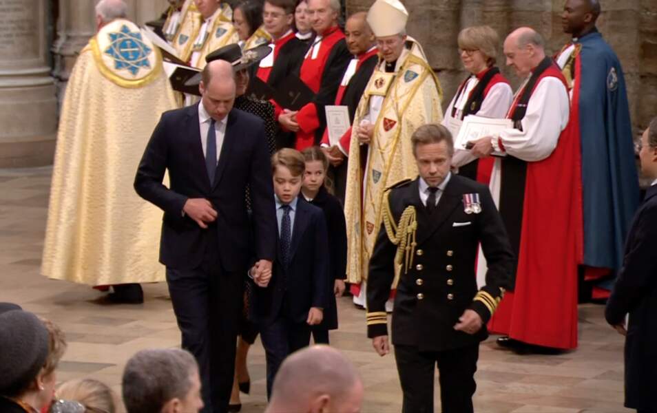 Le 29 mars 2022, lee eprince George avec son père lors de la messe pour le prince Philip