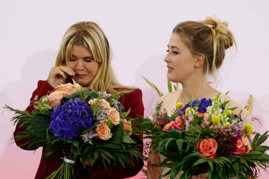 Corinna Schumacher en larmes et sa fille Gina-Maria Schumacher à la remise du Prix d'Etat de Rhénanie du Nord-Westphalie à Michael Schumacher à Cologne