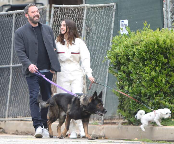 Ben Affleck et Ana de Armas promènent leurs chiens à Los Angeles, le 12 avril 2020